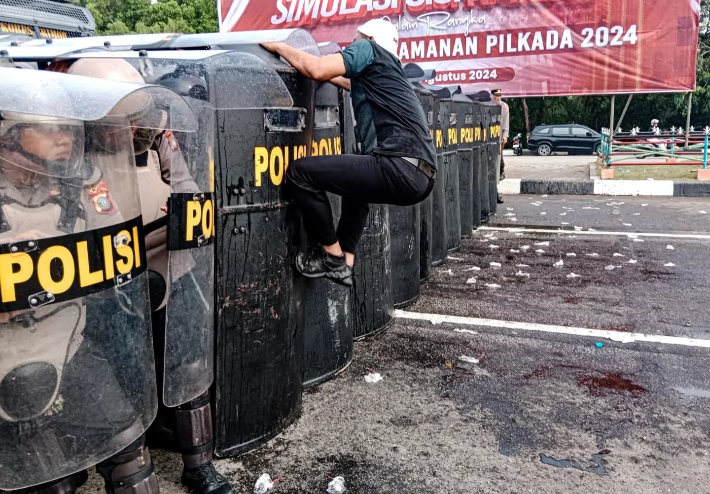 Demo Anarkis Tuntut Pilkada Jujur dan Adil