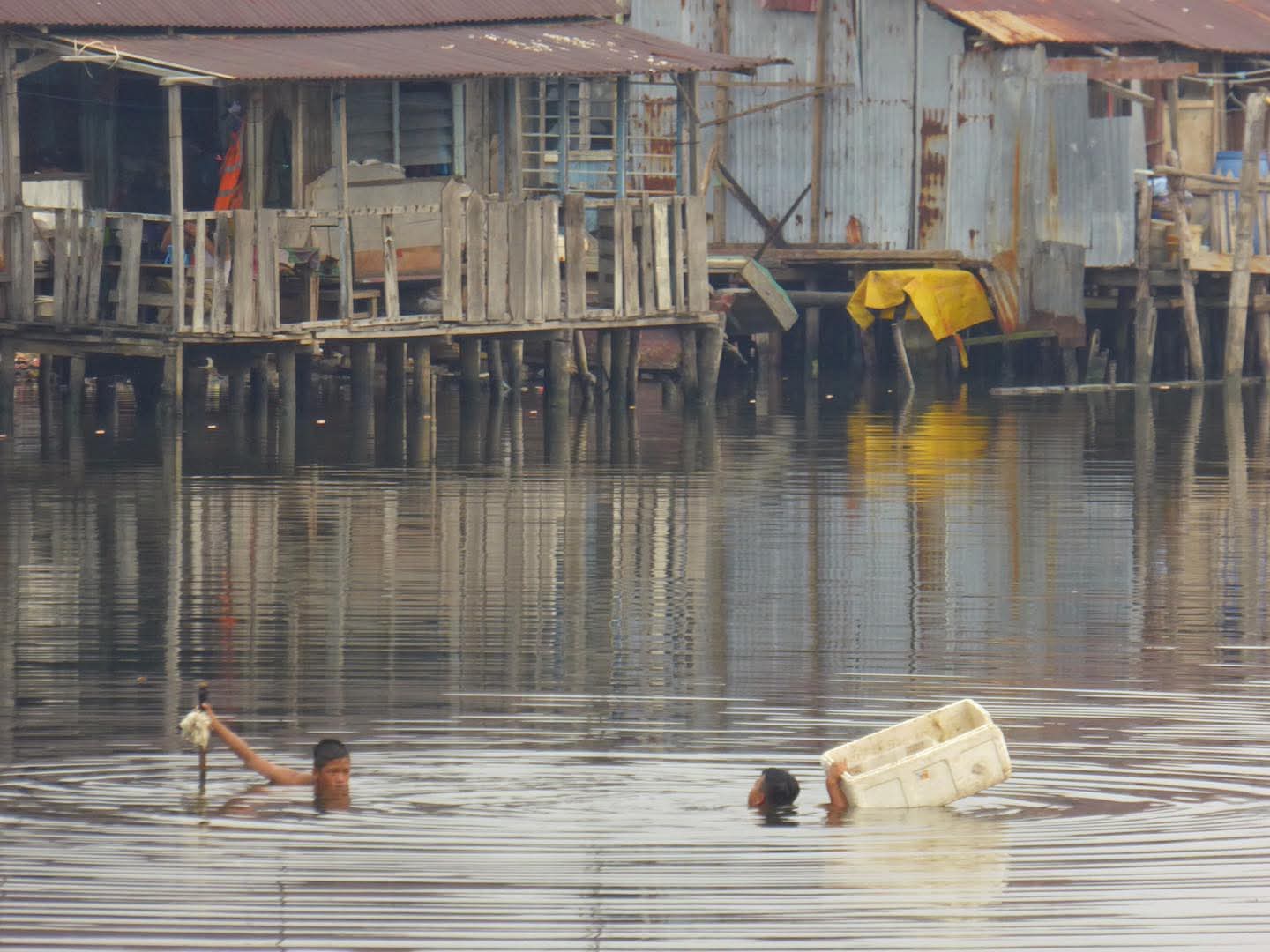 Mencari Kupang di Danau Bekas Galian Timah