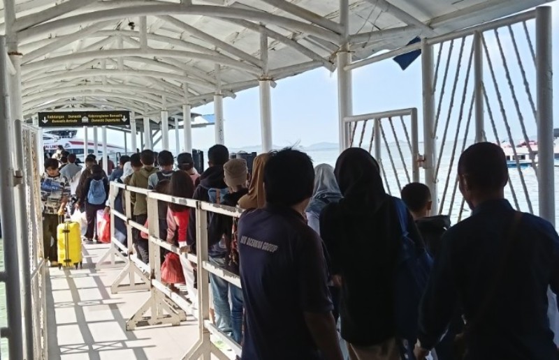Arus Penumpang di Pelabuhan Tanjungbalai Karimun M...