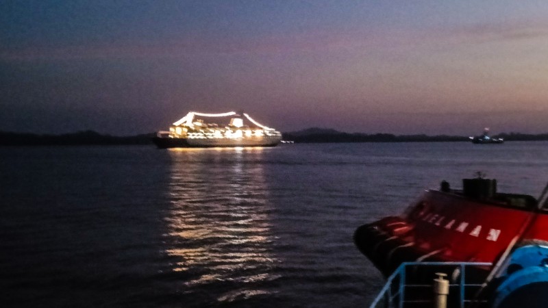 Penampakan KM Kelud Malam Hari Saat Singgah di Kab...